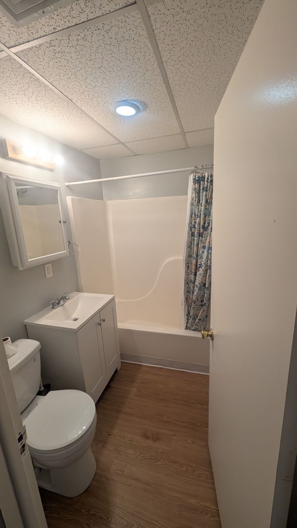 Building Photo - Creekside 1BR with Central Air and W/D