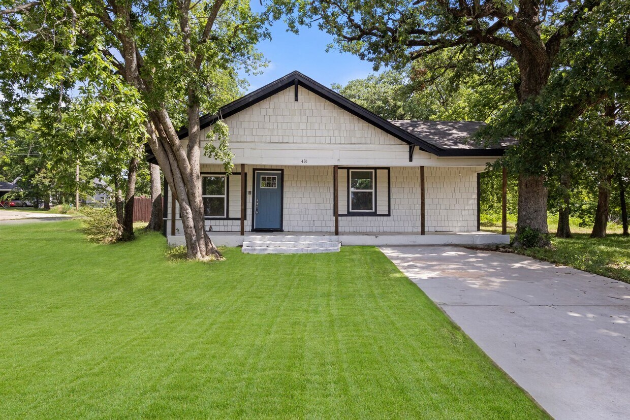 Foto principal - Charming Renovated Home for Lease in Denison!