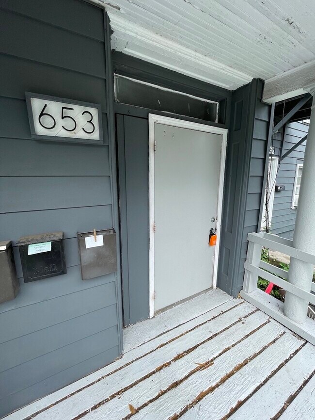 Building Photo - 653 Broadway NW Unit 3 Close to Bridge St ...