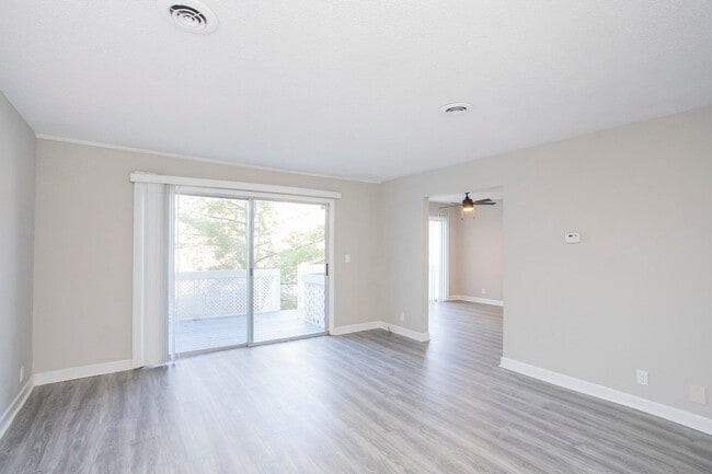 Building Photo - 421 Raintree Dr