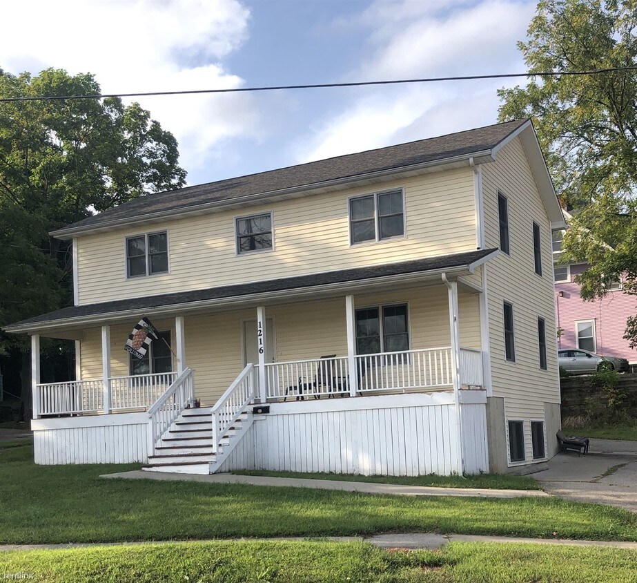Primary Photo - 8 br, 3 bath House - 1216 W Michigan Ave