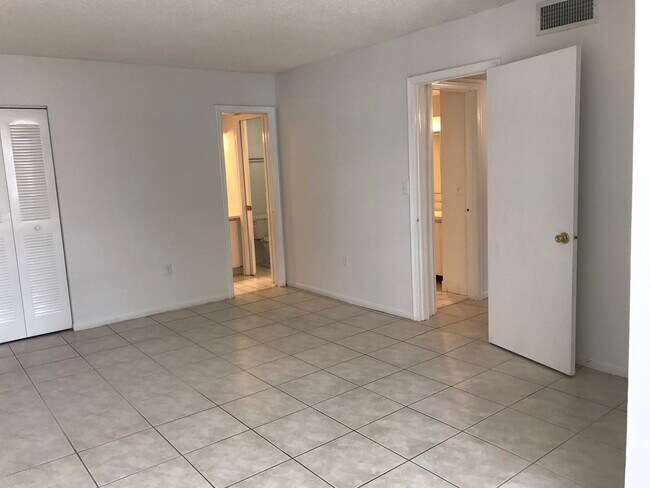 Building Photo - 6904 N Kendall Dr