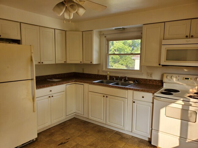 Foto del edificio - 163 Miron Ave