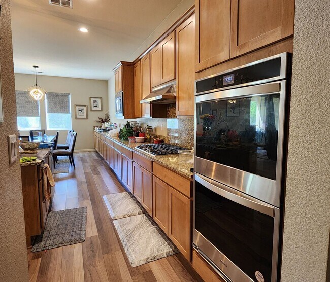 Foto del edificio - 2500 sq ft home in the Stonebrook area of ...