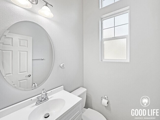 Foto del edificio - Elegant 3BR Residence in Exclusive Gated Community w/ AC & Garage!