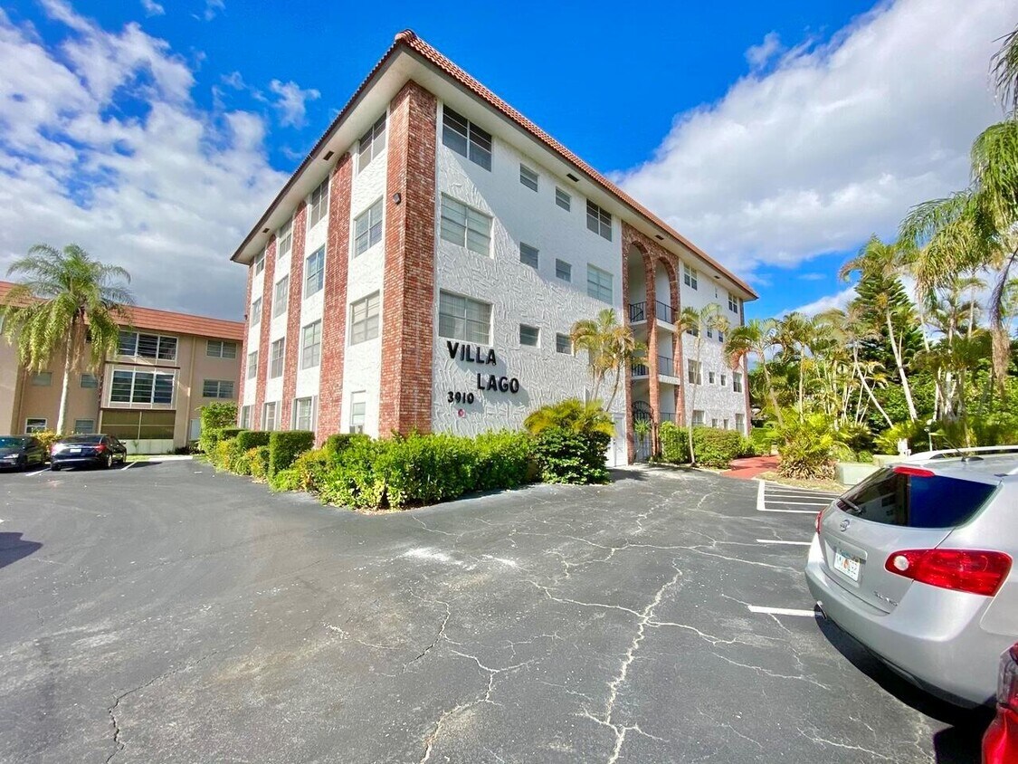 3910 Crystal Lake Dr Unit 301, Deerfield Beach, FL 33064 Condo for