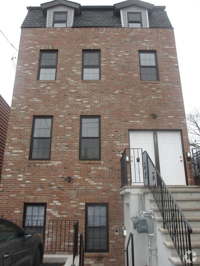 Building Photo - 585 Bramhall Ave