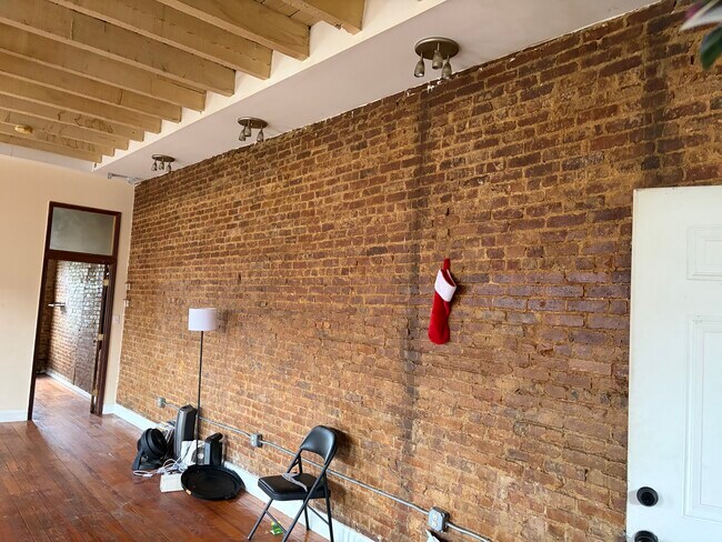 Foto del edificio - 623 Wilson Ave