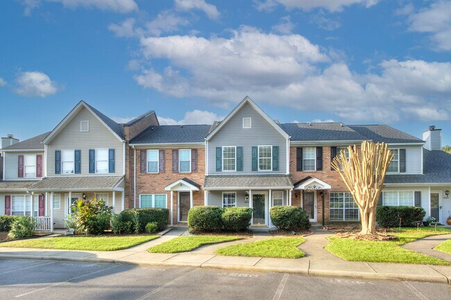 Foto del edificio - Discover this beautifully updated Raintree townhome featuring an open floor plan and a range of c...