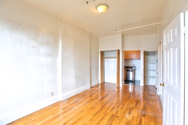 Building Photo - 154 W 121st St