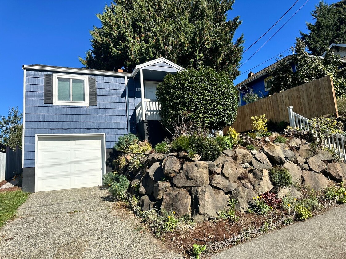 Primary Photo - 3 Bd / 2 Ba Seattle Home