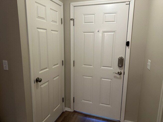 Building Photo - Beautifully Updated 3 Bedroom Town Home in...