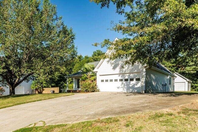 Building Photo - 802 Cambridge Creek Dr SW