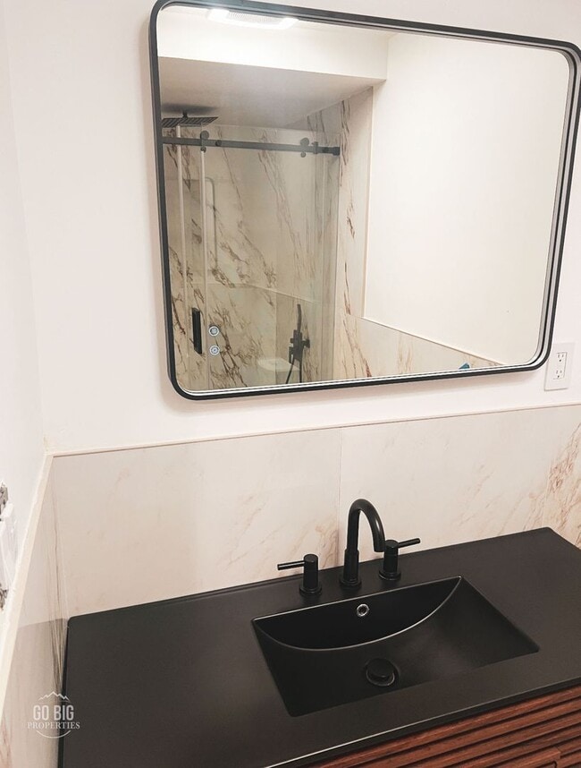 Foto del edificio - Recently Renovated Hill Condo - SIX MONTH ...