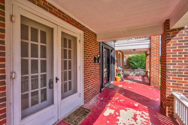 Foto del edificio - Charming and Spacious 1 Bedroom Brownstone...