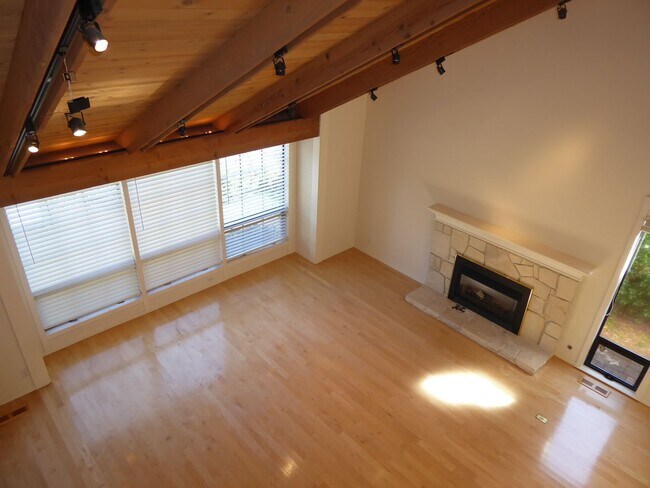 Foto del edificio - SPACIOUS FOUR BEDROOM / THREE AND HALF BAT...
