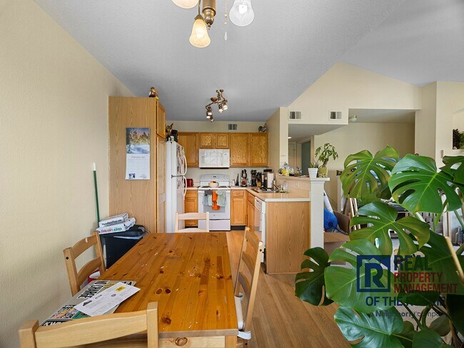Building Photo - Charming 1-Bedroom Oasis with Vaulted Ceil...