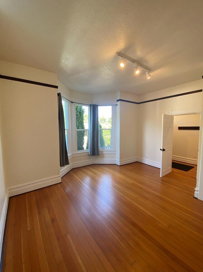 Sala de estar con ventanal - 1724 NW 24th Ave