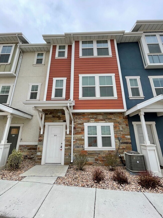 Building Photo - Gorgeous Modern Townhome, Now Leasing!