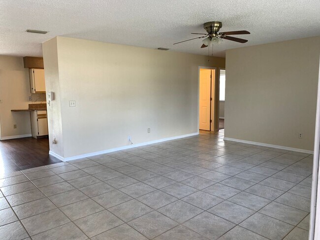 Building Photo - 3 br, 2 bath House - 2851 E. Waco Drive
