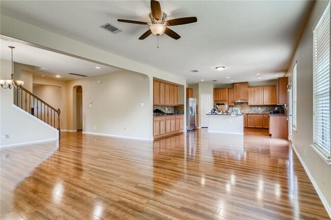Building Photo - Large 4 Bedroom 3.5 Bath Now Avaliable
