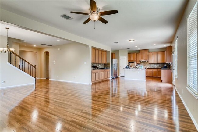 Foto del edificio - Large 4 Bedroom 3.5 Bath Now Avaliable
