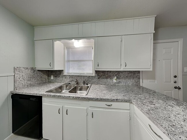 Foto del edificio - 706 Lilly St