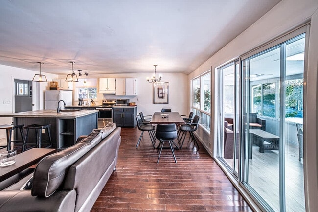 Photo du bâtiment - 100 Sand Bay Rd