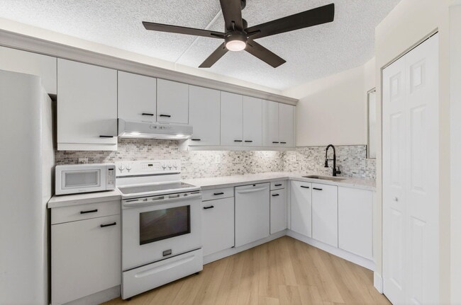 Building Photo - 5900 Camino Del Sol