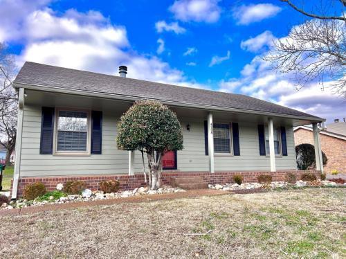 Building Photo - Charming 3 Bedroom Home with Fireplace in ...
