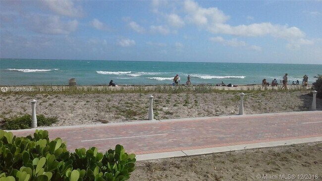 Foto del edificio - 5445 Collins Ave