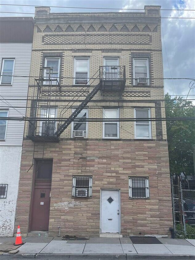 Primary Photo - 389 Summit Ave