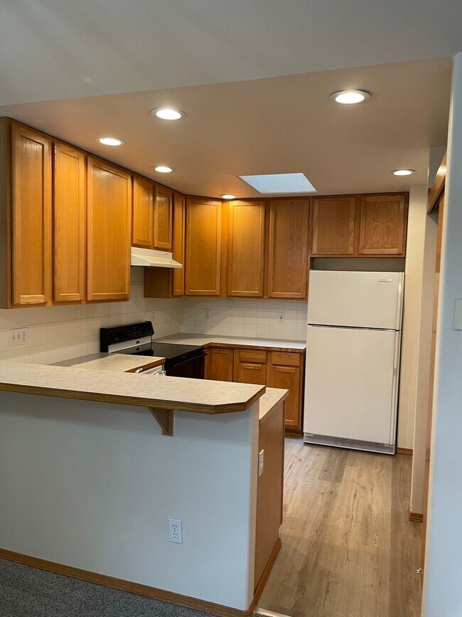 Foto del edificio - Spacious 3 bedroom 2 bathroom unit in Lake...