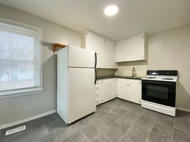 Building Photo - Renovated Two Bedroom with Garage and Base...