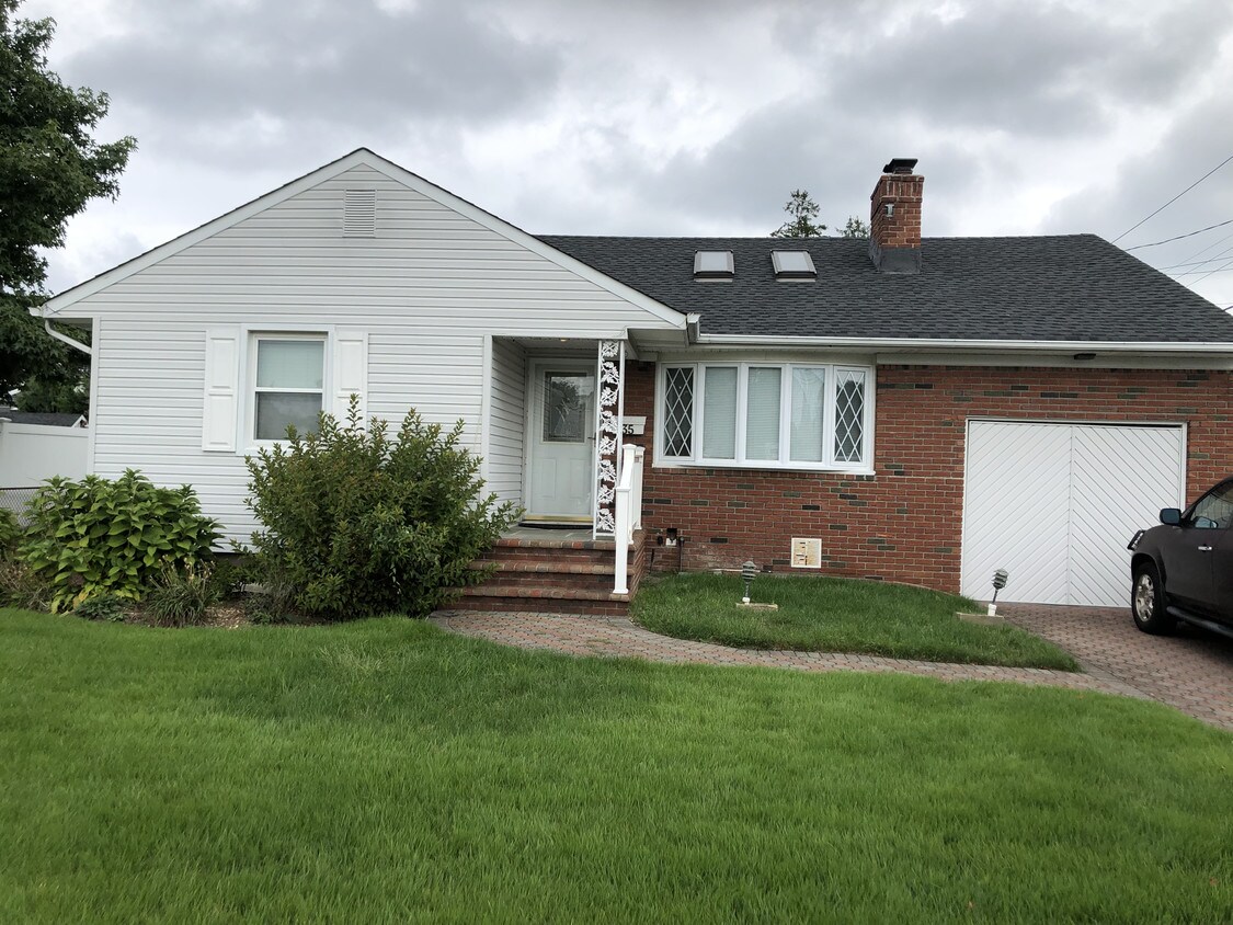 35 Laurel Ct, Plainview, NY 11803 House for Rent in Plainview, NY