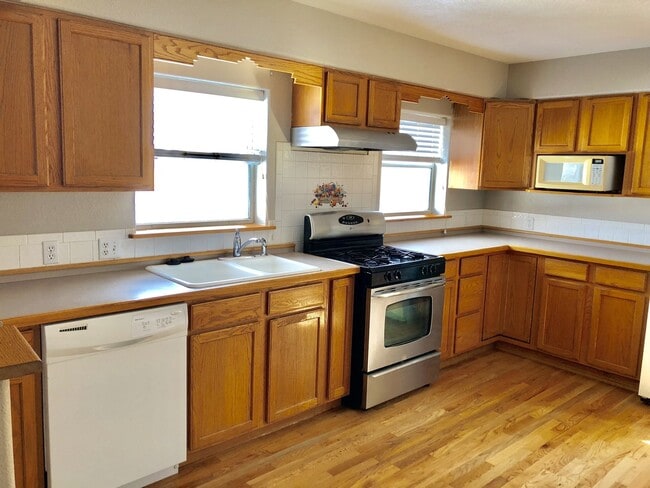 Building Photo - Perfect locale 3 Bed/2Bath Single Family H...