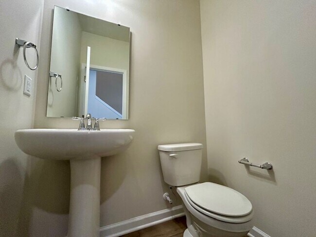 Foto del edificio - Beautiful Newly Built 3 bed, 2.5 bath Town...