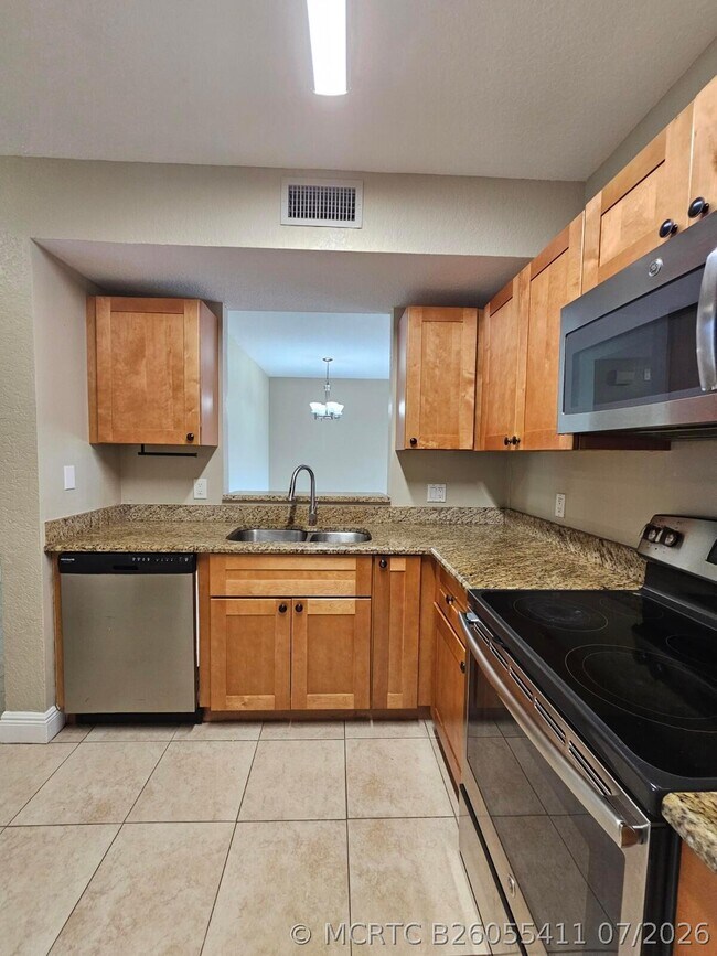 Foto del edificio - 1049 Golden Lakes Blvd