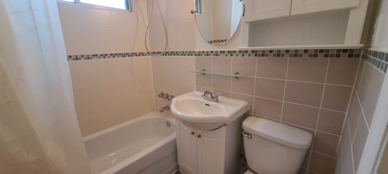 Building Photo - 4820 Av Plamondon