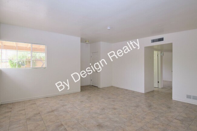 Foto del edificio - Updated 2 Bedroom 1 Bath - Off-Street Parking - Fenced Yard