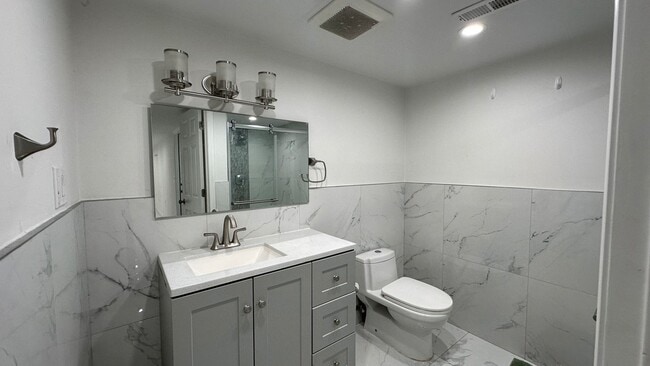 Building Photo - 6207 N Talman Ave