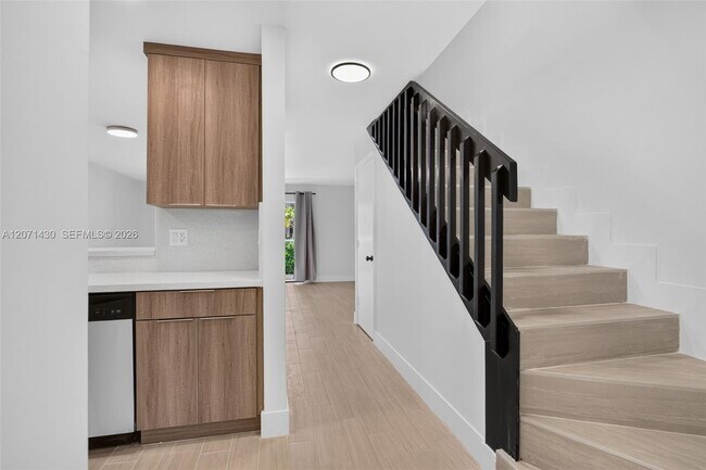 Building Photo - 2880 Coral Springs Dr
