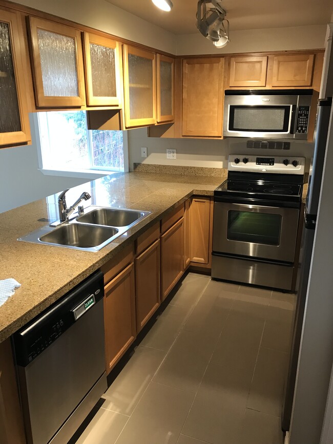 Building Photo - 2200 Thorndyke Ave W