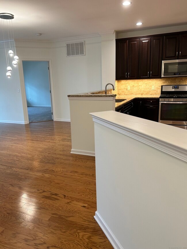 Foto del edificio - 124 Center Meadow Ln