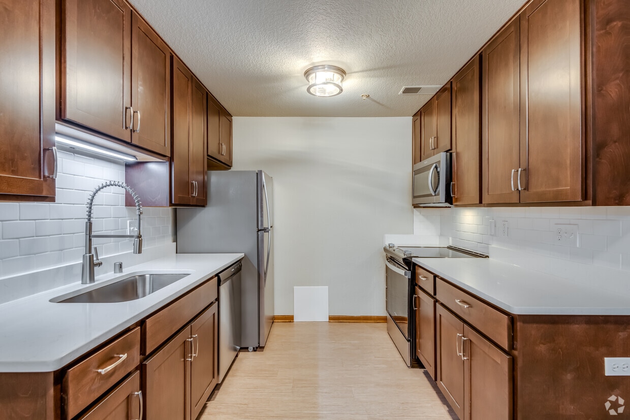 Primary Photo - Parkwood Lake Apartments