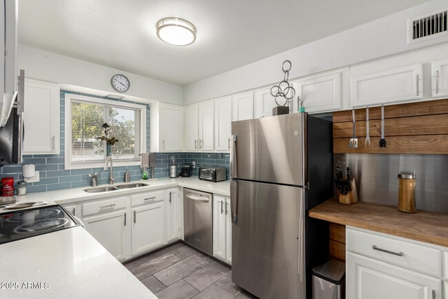 Building Photo - 5422 E Des Moines St