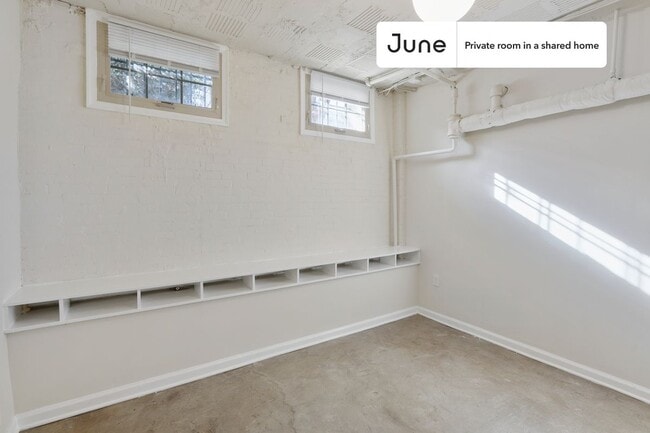 Building Photo - Room in Shared 5 bed/2 bath home