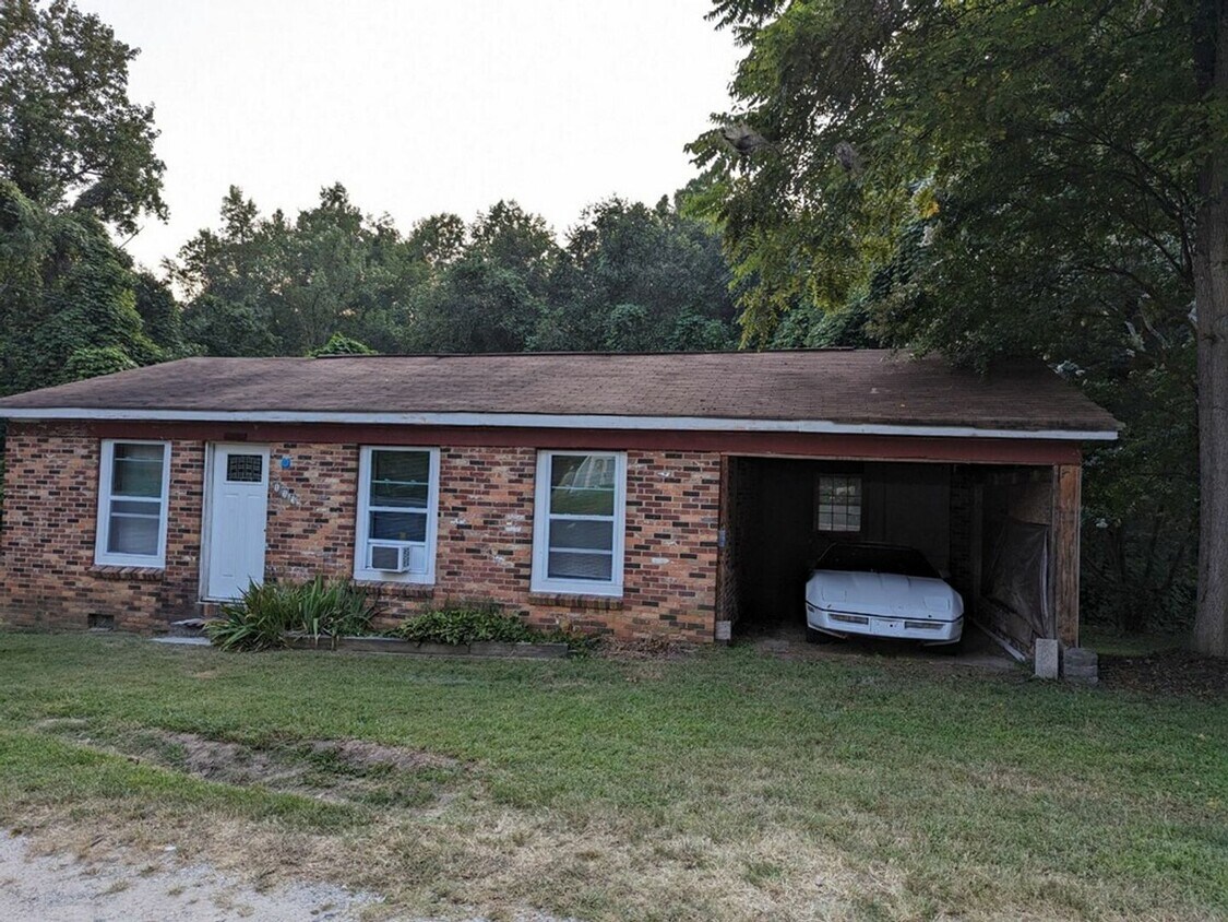 Foto del edificio - 2 Bed House w/ carport, central HVAC & woo...
