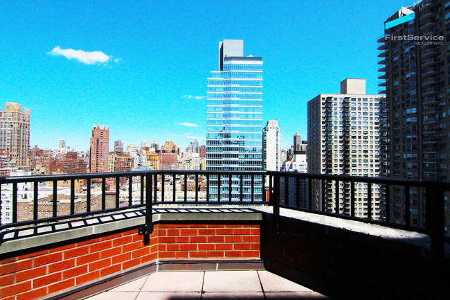 Building Photo - 250 E 73rd St