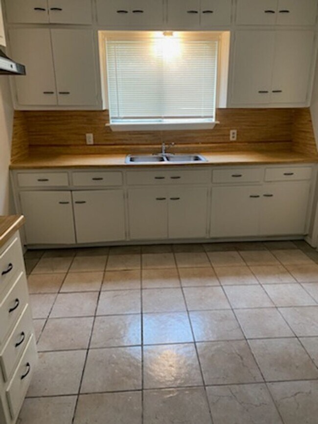 Foto del edificio - 1408 NW Ozmun- AVAILABLE NOW!